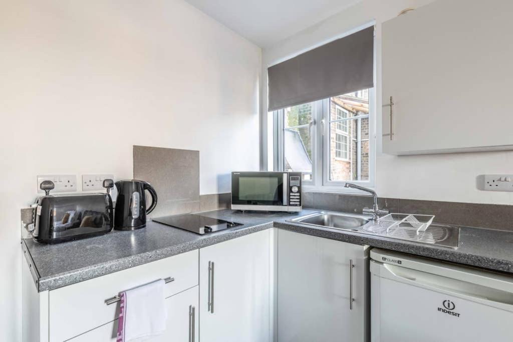 Modern Apartment On Egham High St And Close To Royal Holloway 外观 照片