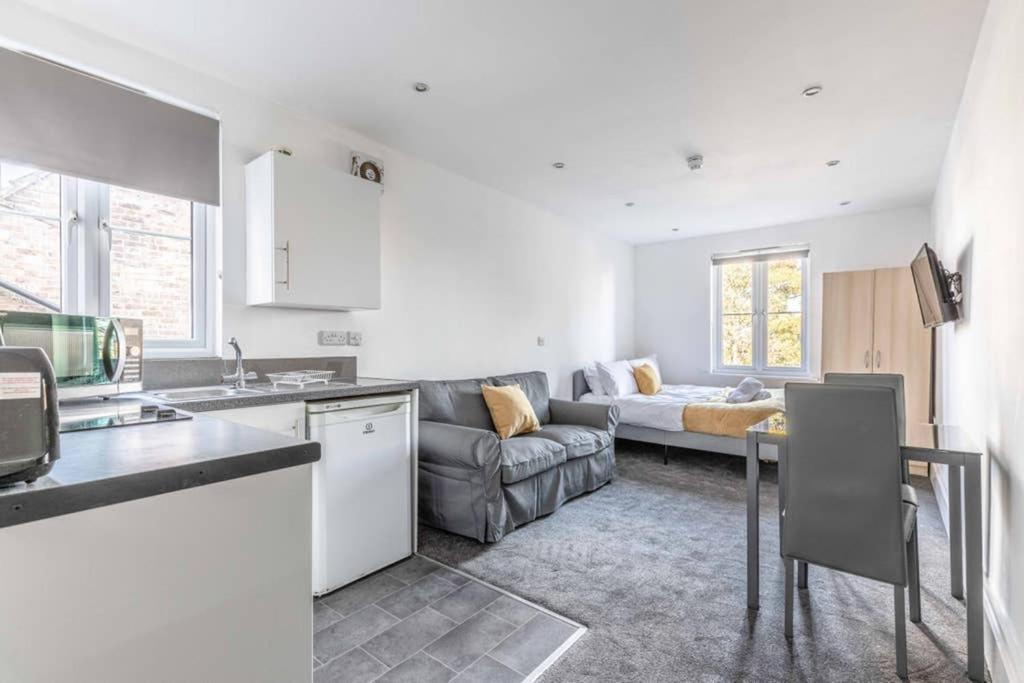 Modern Apartment On Egham High St And Close To Royal Holloway 外观 照片